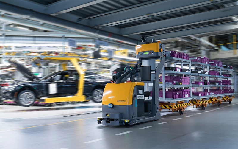 Robotics in Warehouse Logistics: 2023 Trends and Beyond