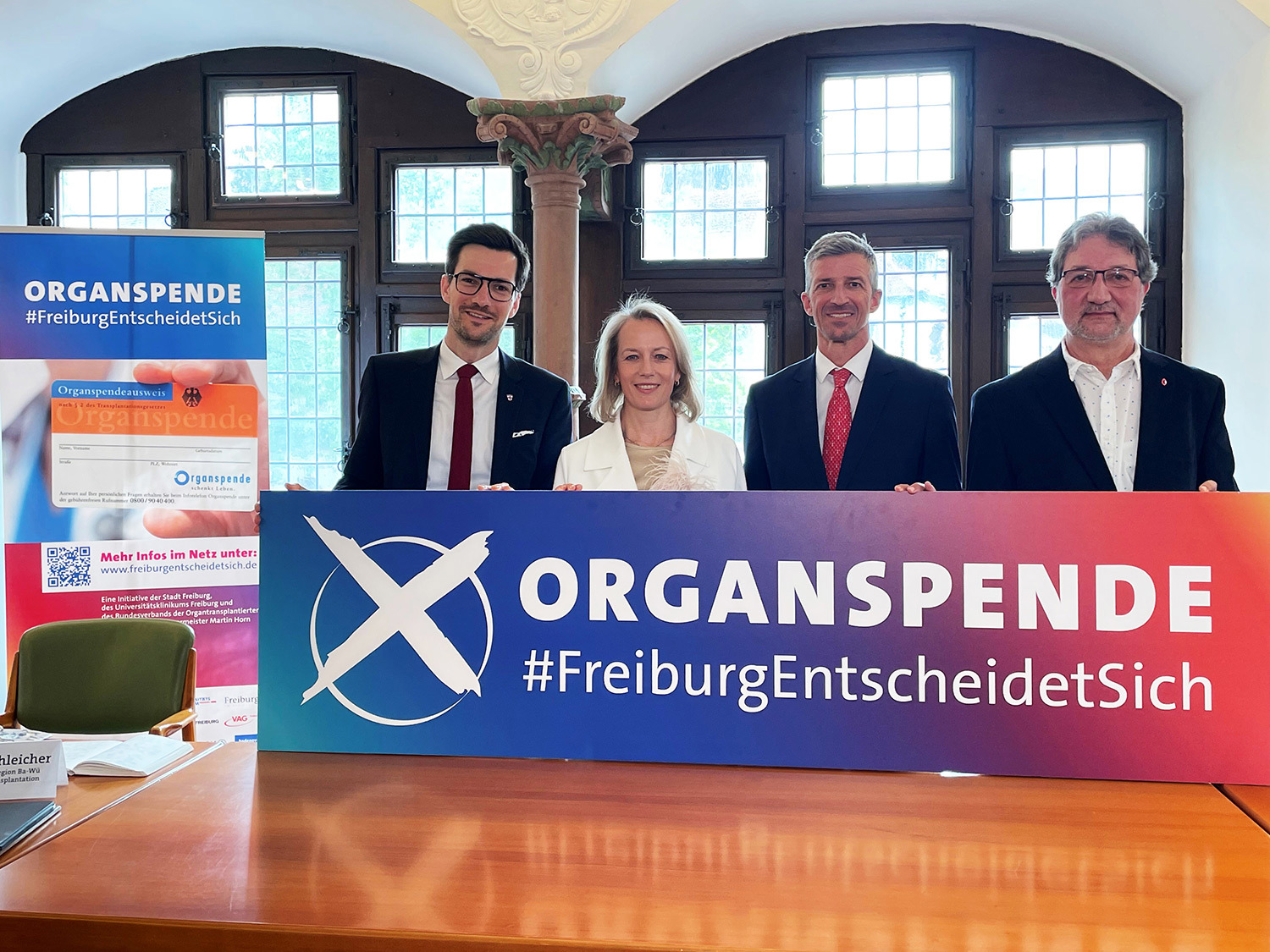 Dr. Christina Schleicher (Deutsche Stiftung Organtransplantation), Martin Horn (Stadt Freiburg), Prof. Dr. Frederik Wenz (Universitätsklinikum Freiburg), Burkard Tapp (Bundesverband der Organtransplantierten) (Foto: Universitätsklinikum Freiburg)