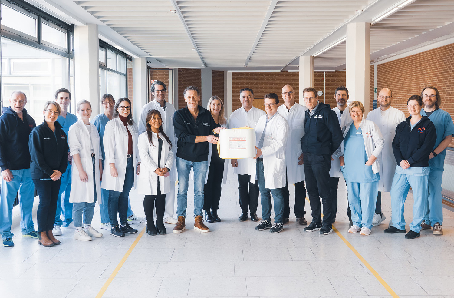 Stellvertretend für das interdisziplinäre und interprofessionelle Lungentransplantationsteam aus Ärztinnen, Ärzten und Pflegekräften der (pädiatrischen) Pneumologie, Intensivmedizin, Anästhesie sowie HTTG-Chirurgie: Sie alle und viele weitere tragen dazu bei, dass Patientinnen und Patienten wie Wencke eine bessere Lebensqualität erhalten. (Copyright: medjunge/MHH)