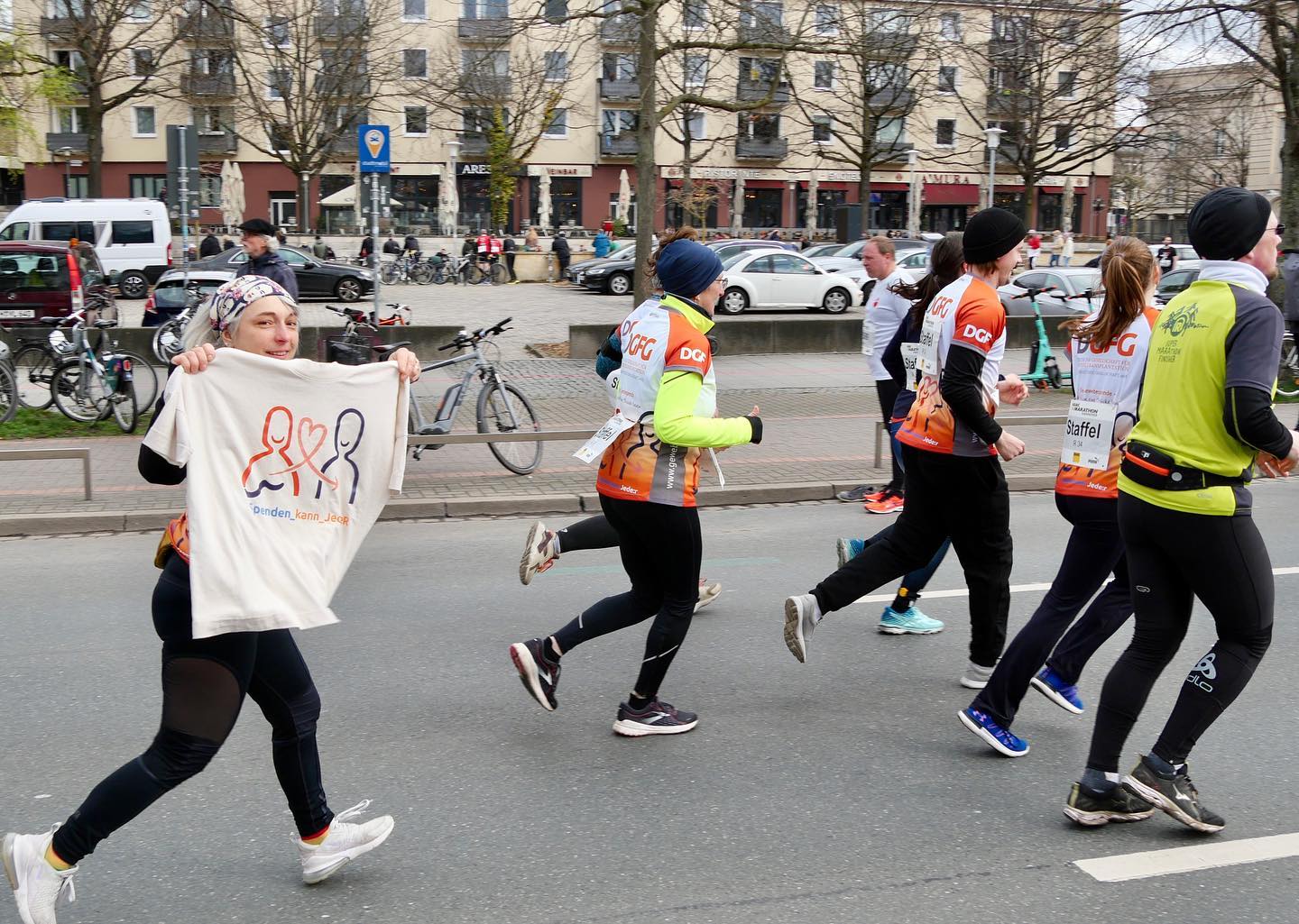 Auf den Lauftrikots der Deutschen Gesellschaft für Gewebespende (DGFG) beim Marathon in Hannover 2023