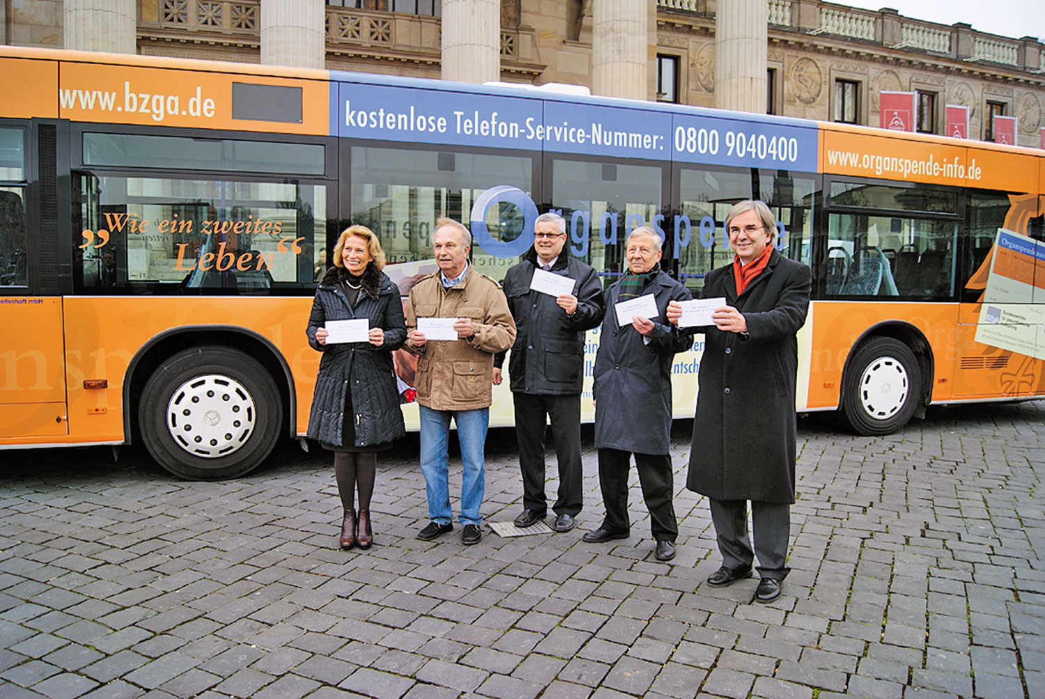 Der Stadtbus wirbt für Organspende: Hier bei der Präsentation vor dem Kurhaus Wiesbaden (v.li.): Gesundheitsdezernentin Rose-Lore Scholz, Gerhard Stroh, Geschäftsführer ESWE-Verkehr Uwe Cramer, Erdmann Busch von der Selbsthilfe Niere Wiesbaden und Umgebung e.V. sowie Oberbürgermeister Dr. Helmut Müller (Foto: DIATRA-Archiv)