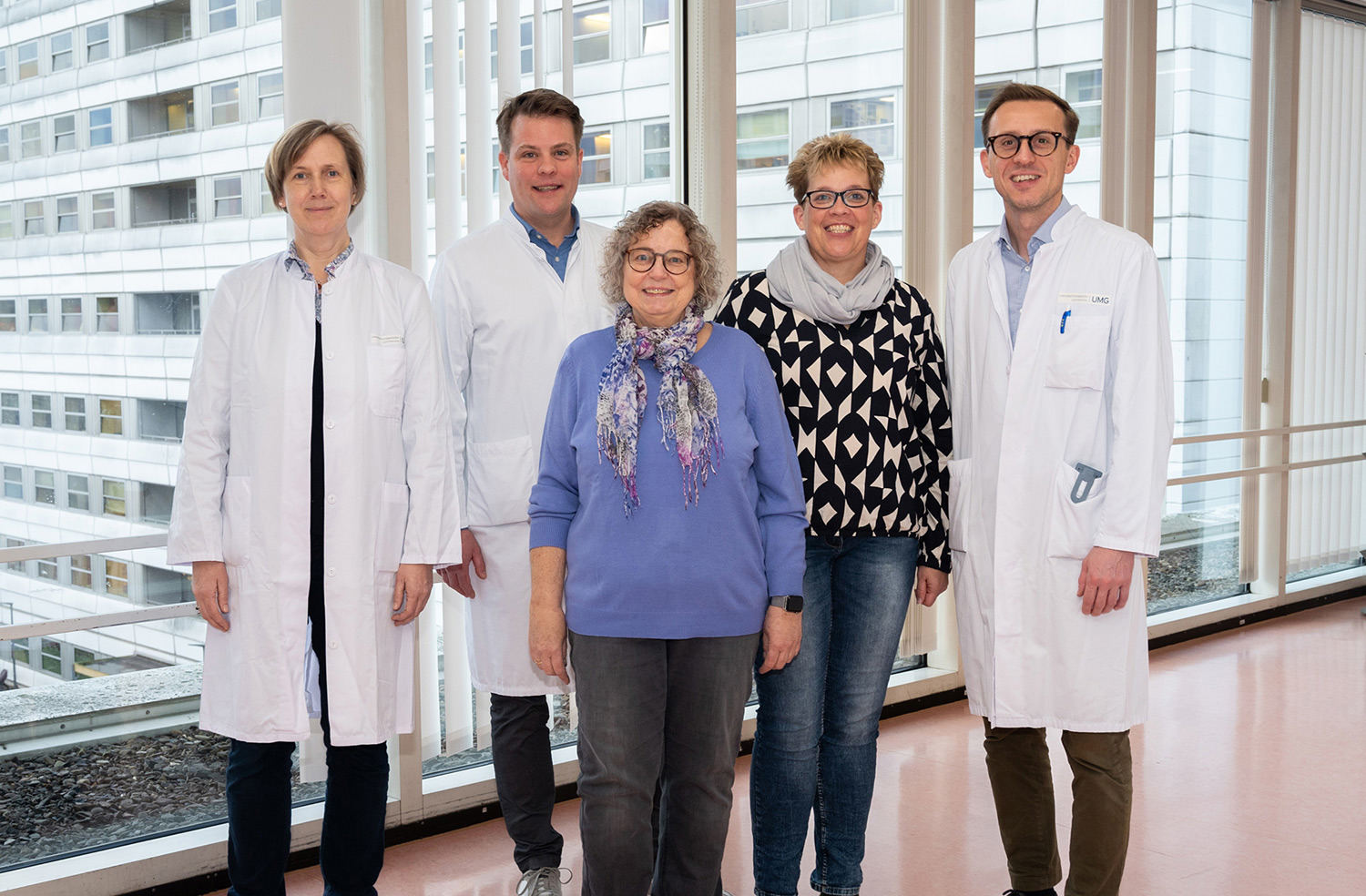 Das Team für Nierentransplantationen an der Universitätsmedizin Göttingen (UMG) mit der Patientin: (v.l.n.r.) Priv.-Doz. Dr. Dr. Gunilla Einecke, Leiterin der Sektion Transplantationsnephrologie in der Klinik für Nephrologie und Rheumatologie, Dr. Björn Wellge, Oberarzt Transplantationschirurgie in der Klinik für Allgemein-, Viszeral- und Kinderchirurgie, Nierentransplantationspatientin Gabriele Reinhardt, Tanja Kleindienst, Transplantationskoordinatorin in der Klinik für Nephrologie und Rheumatologie, Priv.-Doz. Dr. Florian Bösch, Schwerpunktleiter Transplantations- und Sarkomchirurgie in der Klinik für Allgemein-, Viszeral- und Kinderchirurgie. (Foto: UMG/Valentin Kloss)