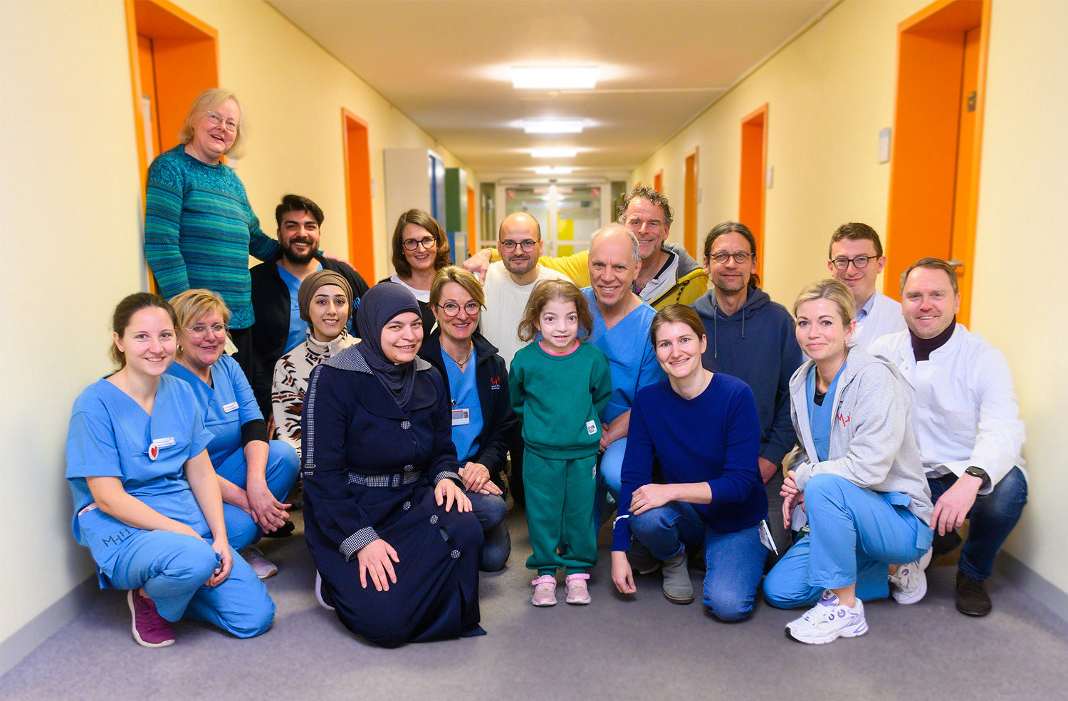 Das interdisziplinäre und interprofessionelle Team aus Ärztinnen, Ärzten und Pflegekräften der pädiatrischen Pneumologie, Kinderintensivmedizin sowie HTTG-Chirurgie, Physiotherapeutinnen, Ernährungsberaterinnen und einer Transplantationskoordinatorin. (Foto: medJUNGE)