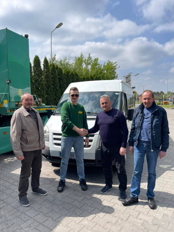Ein Mitarbeiter der Dorstener Spedition Schrudde (2.v.l) hat Volodymyr Savolyuk, Bürgermeister der Gemeinde Bar, in Auftrag der Stadt Dorsten den Kleinbus in der Partnerstadt Rybnik übergeben. (Foto: Stadt Dorsten)