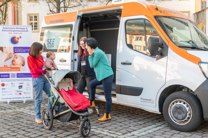 Das „Phenomobil“ ist ein mobiles Labor zur Erforschung der frühkindlichen Entwicklung. Mit sieben Kameras, Mikrofonen und weiteren Sensoren können darin Bewegungen, Geräusche und soziale Reaktionen von Babys erfasst und mithilfe von Künstlicher Intelligenz mit den Reaktionen gesunder Kleinkinder verglichen werden. Quelle: Universitätsklinikum Heidelberg