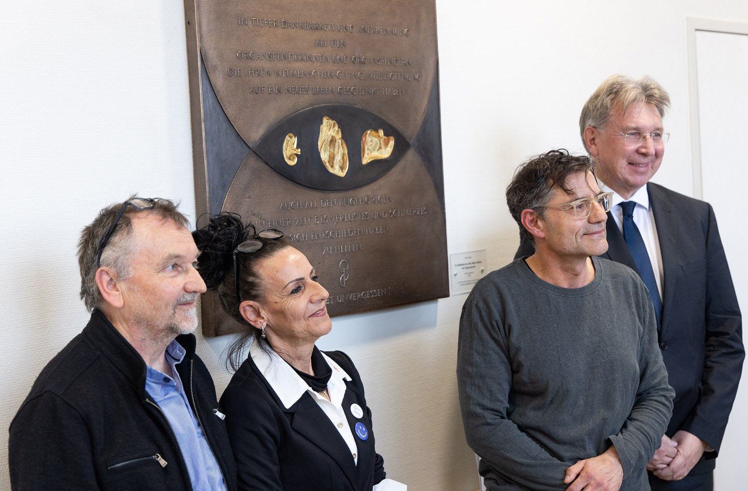 Erinnern an ehrenhafte Organspender: Alois Achatz, Eva Schmidt, Dr. Stephan Schweiger, Prof. Dr. Bernhard Banas (v.l.) (© UKR/Johannes Beutler)