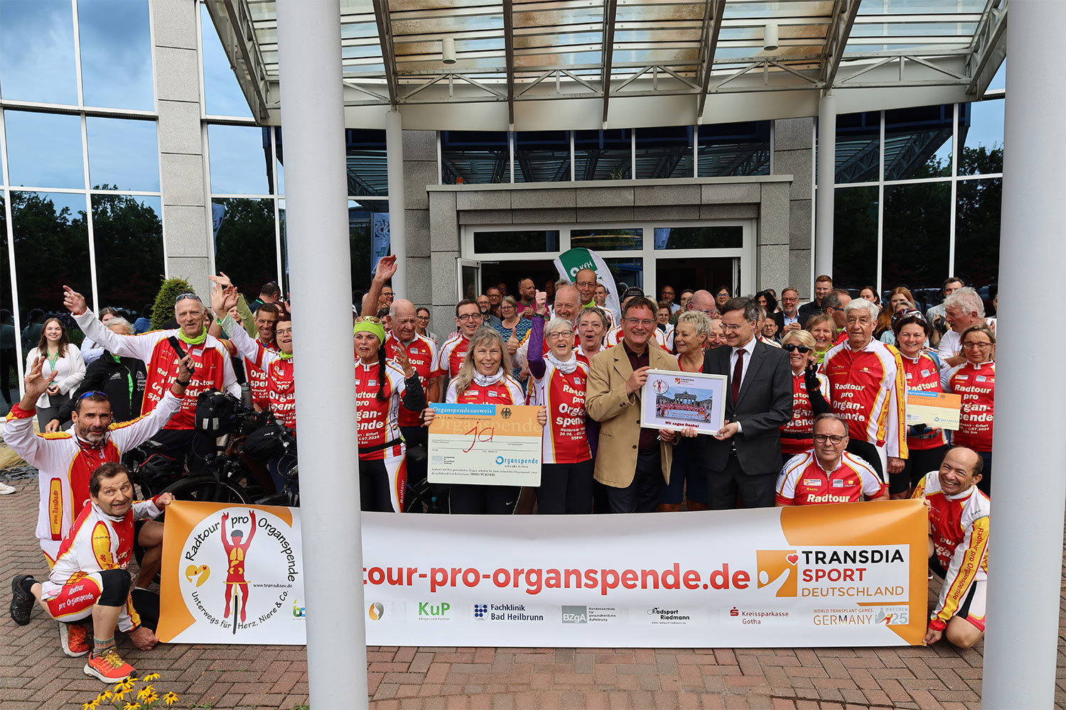 Auf die Situation der aktuell rund 8.500 Patientinnen und Patienten auf der Warteliste für ein Spenderorgan machen die Menschen mit ihrer Teilnahme an der „16. Radtour pro Organspende“ aufmerksam. KfH-Geschäftsleiter Dr. med. Benno Kitsche und Bürgermeister Gene Hagelstein freuen sich über den Besuch in Neu-Isenburg.  (Foto: KfH)