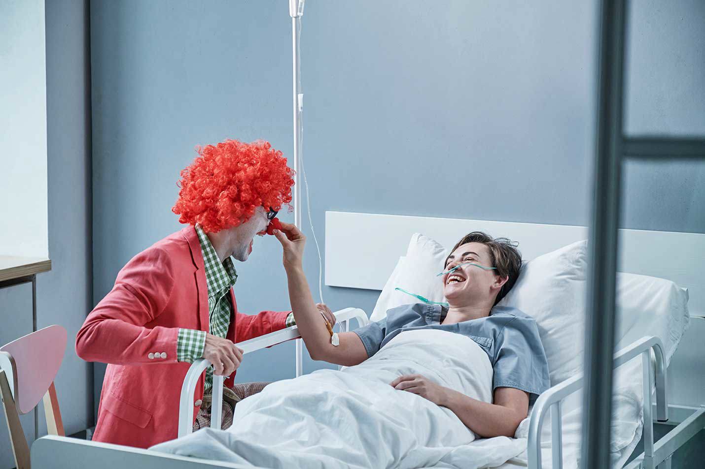 clown-mit-patient-krankenhaus