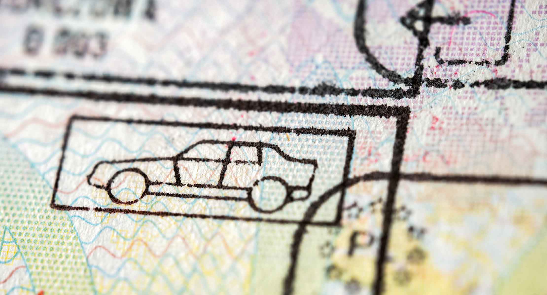 Prim-plan al unui pașaport cu o ștampilă care arată un simbol auto, probabil pentru marcarea unei intrări sau a tipului de transport.