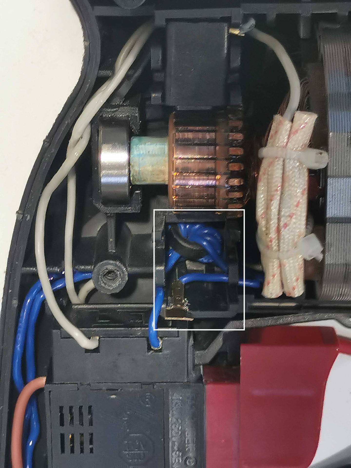 Examinez le moteur à charbons