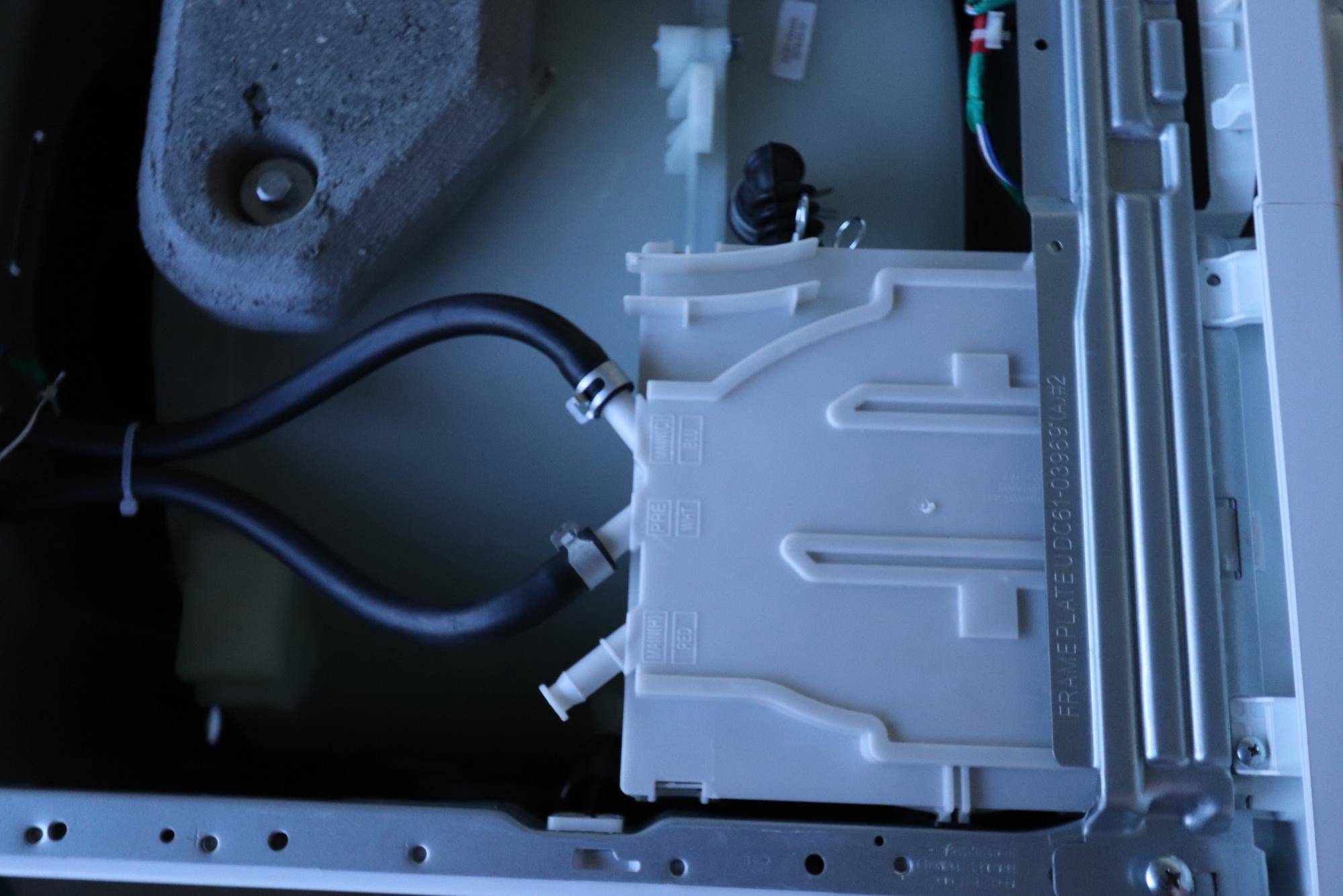 Contrôlez le répartiteur d'eau du lave-linge