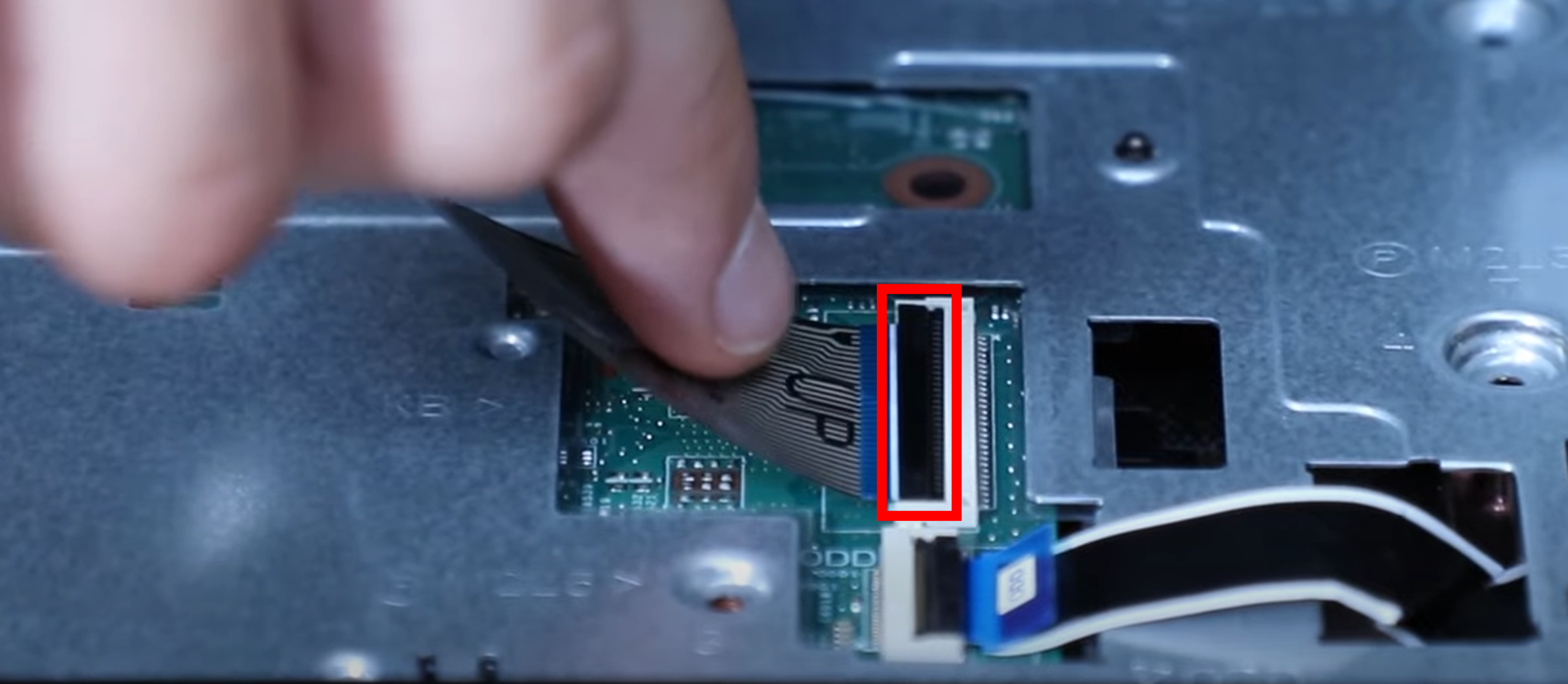Vérifiez la connectique du clavier sur la carte-mère