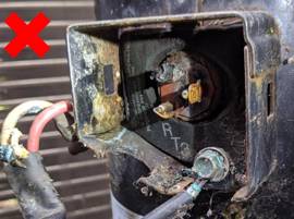 Examinez les bornes du compresseur