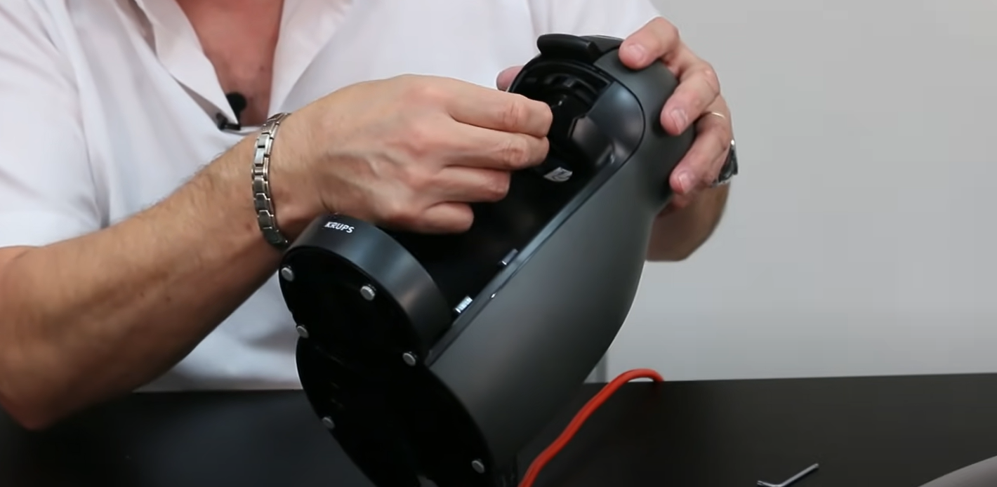 Débouchez la buse où s'écoule le café