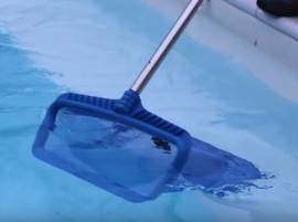 Continue a limpeza e verifique o estado de limpeza da piscina