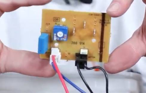 Vérifiez l'état de la carte électronique de l'aspirateur