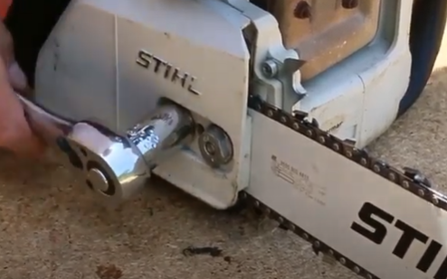 Vérifiez le guide de chaîne et le pignon