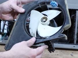 Examinez le ventilateur du condenseur