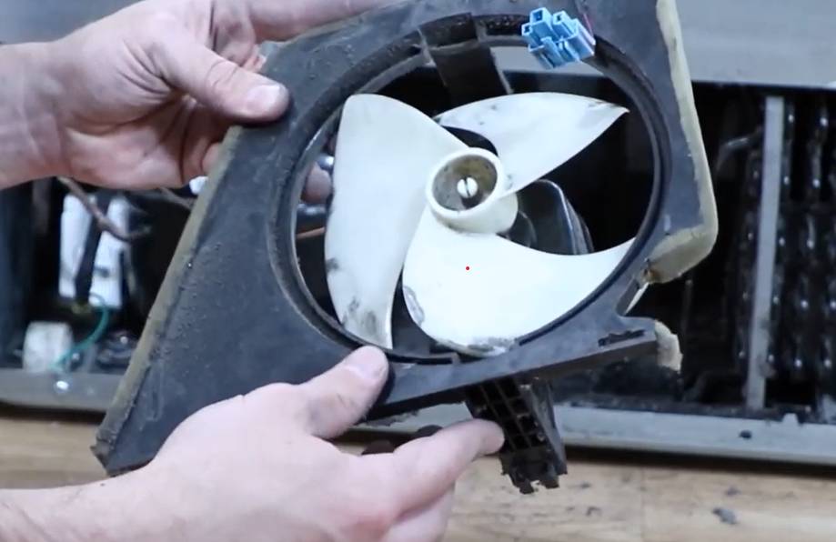 Examinez le ventilateur du condenseur