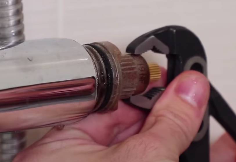 Comment démonter la cartouche cylindrique d'un robinet mitigeur à levier:  démontage, ouverture 