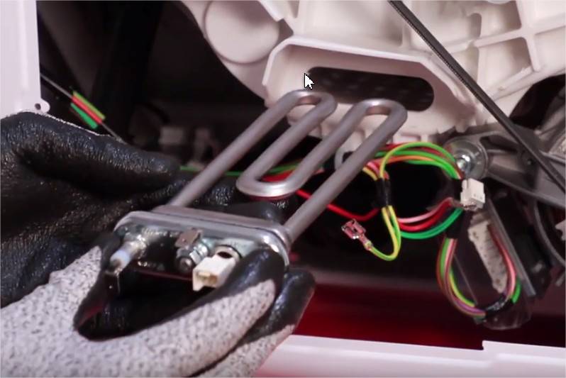 Examinez la partie entre la cuve et tambour