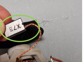 Examinez les charbons moteur