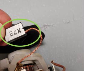 Examinez les charbons moteur