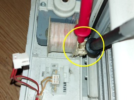 Contrôlez la pompe à eau du sèche-linge