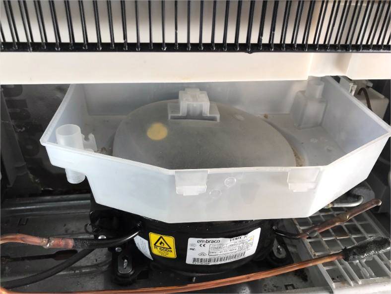 Vérifiez le bac de récupération d'eau du frigo