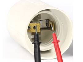 Testez l'alimentation sur la douille