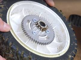 Vérifiez les roues de la tondeuse