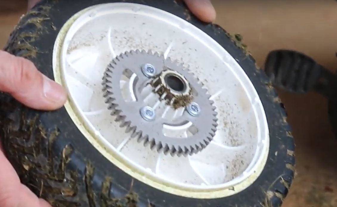 Vérifiez les roues de la tondeuse