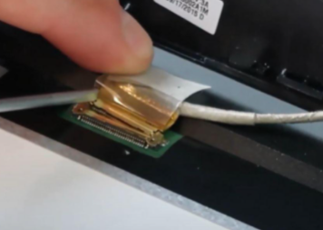 Contrôlez la connectique entre la carte mère et l'écran