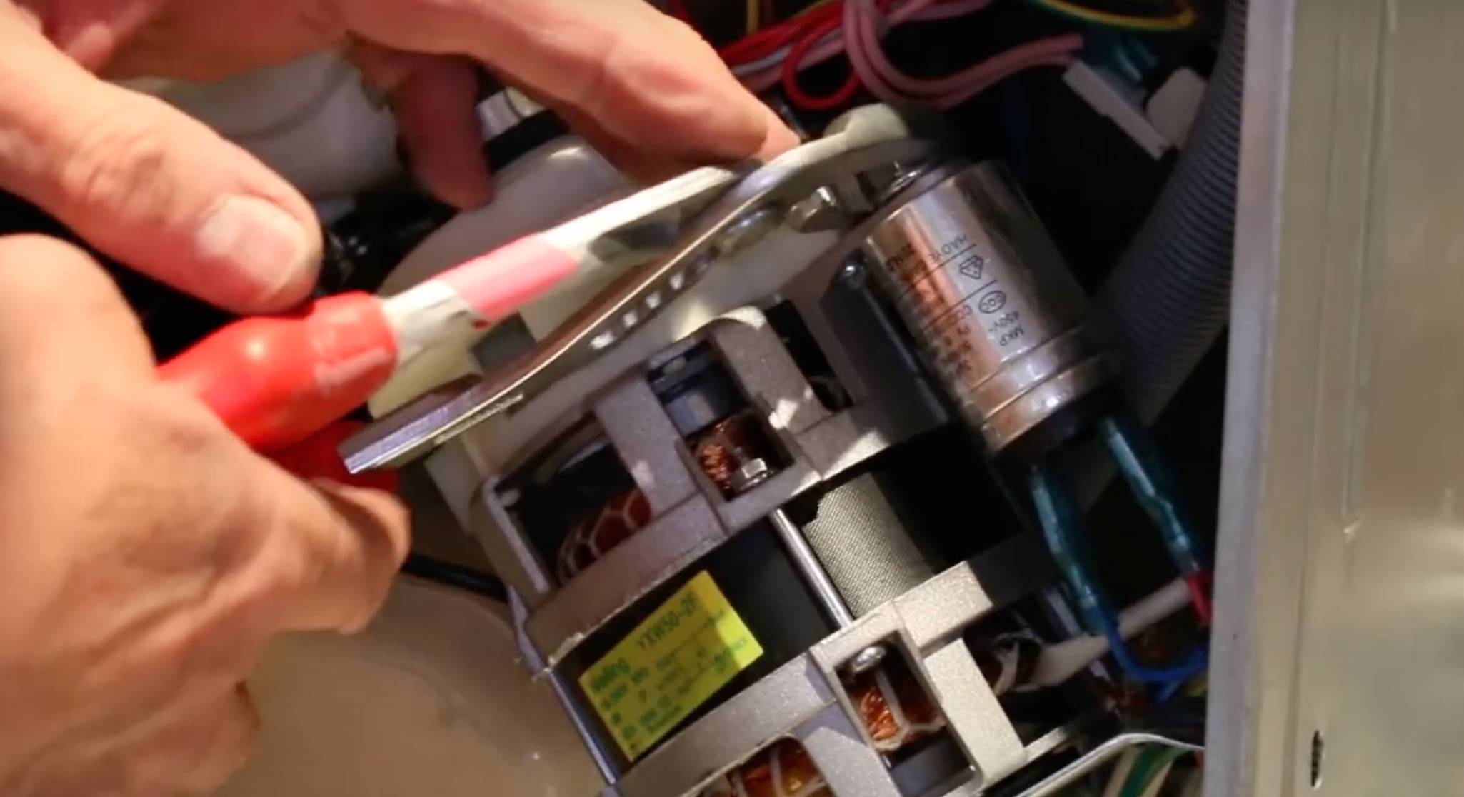 Entretien : comment tester et changer le condensateur d'un taille