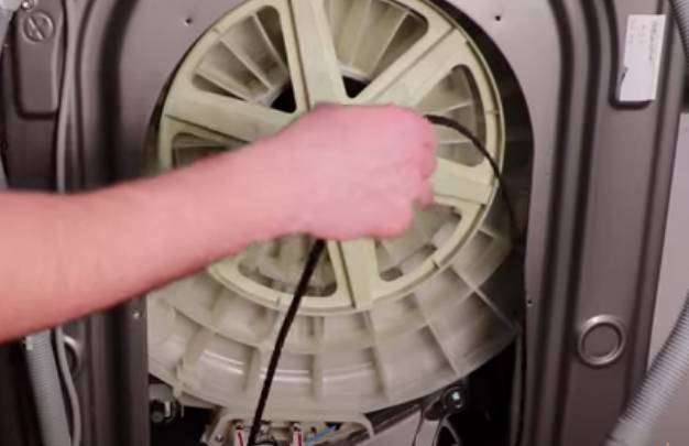 Contrôlez la poulie et la courroie