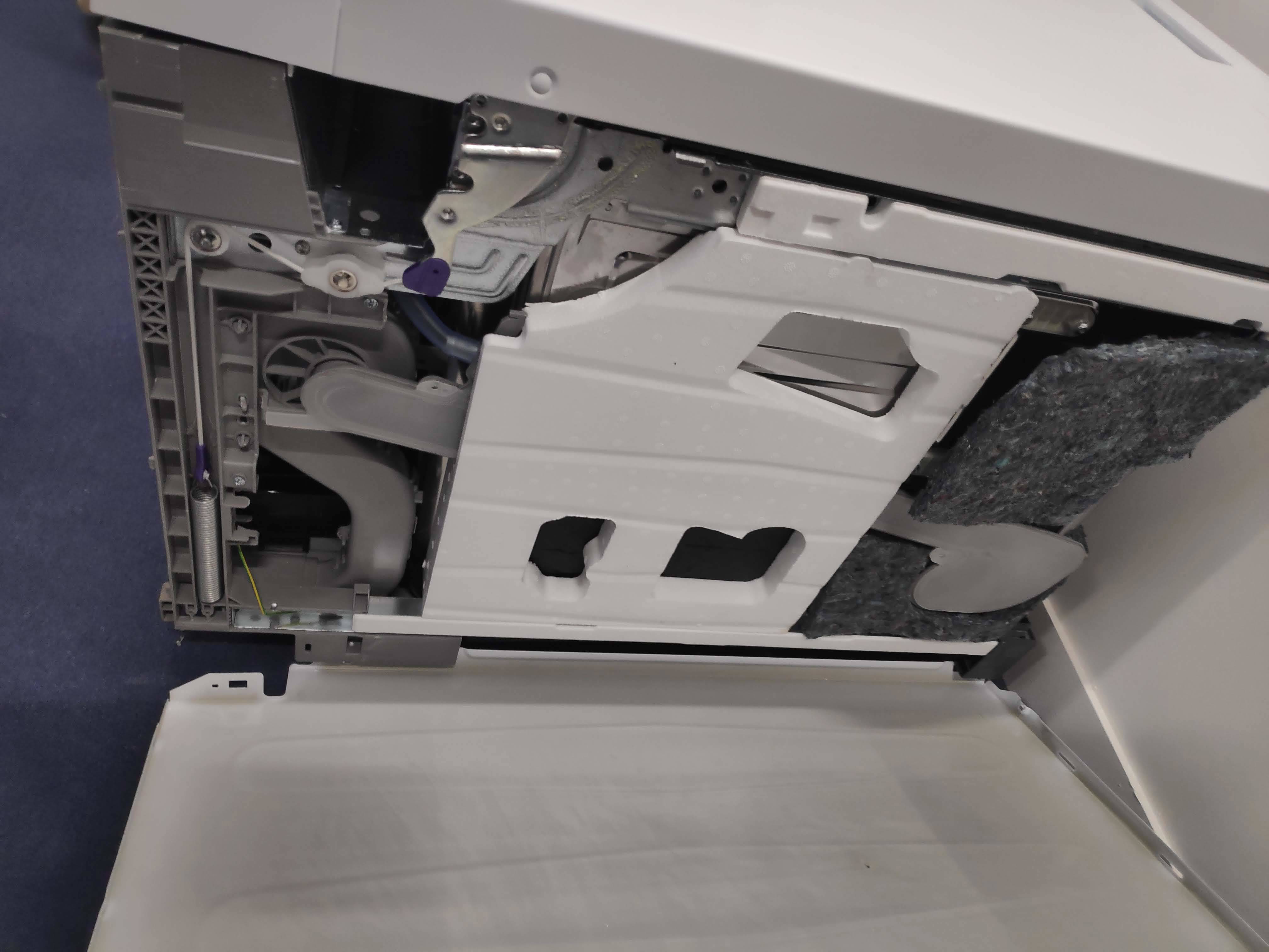 Vérifiez les côtés du lave-vaisselle