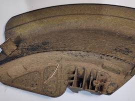 Nettoyez la tête de la débroussailleuse