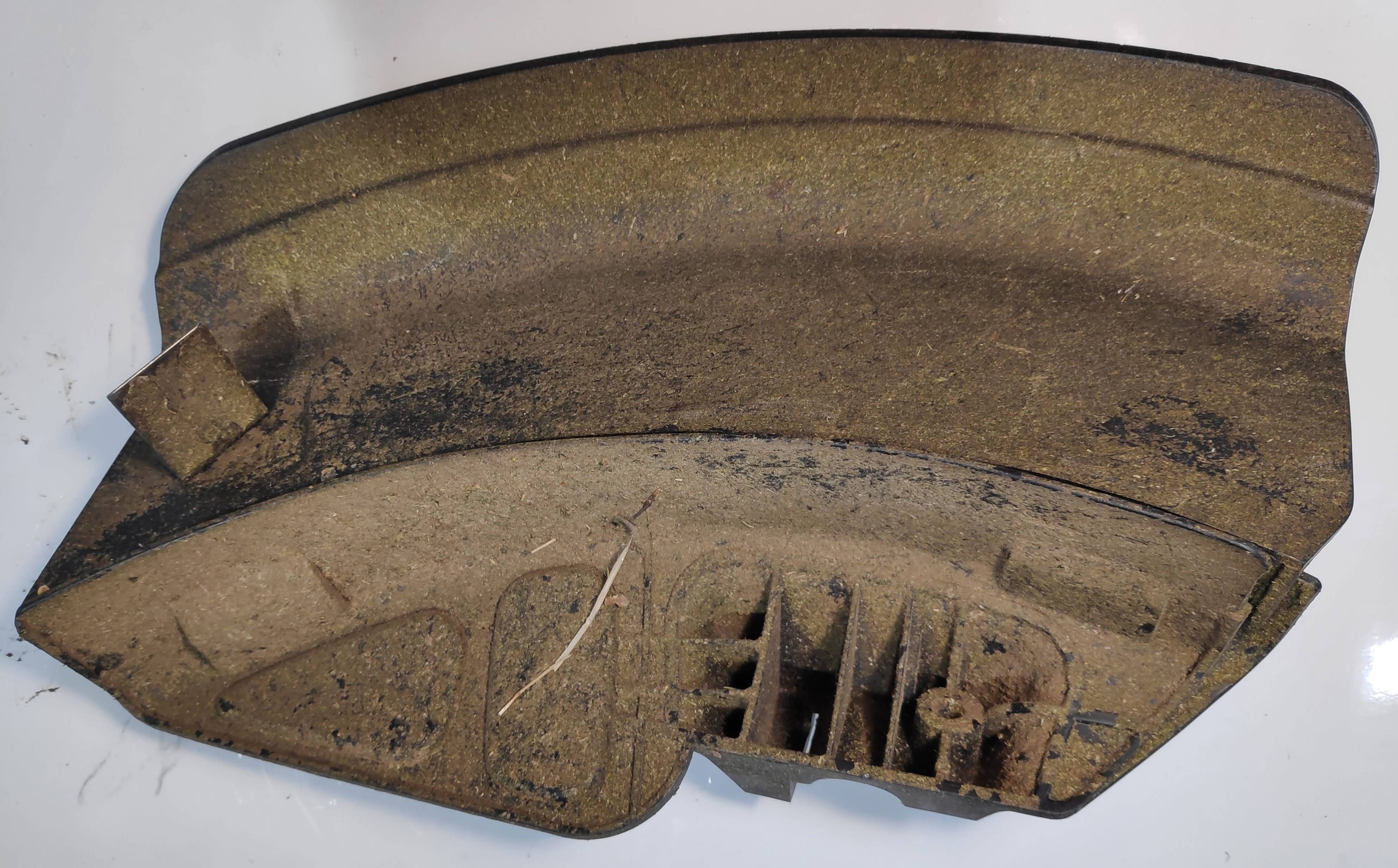 Nettoyez la tête de la débroussailleuse