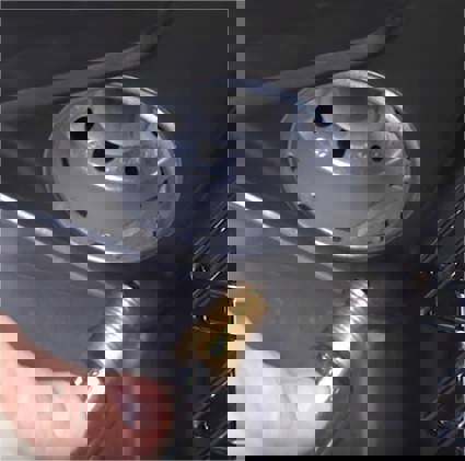 Dévissez l'ampoule du four