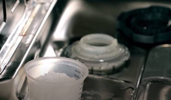 Ajoutez le sel et le liquide de rinçage