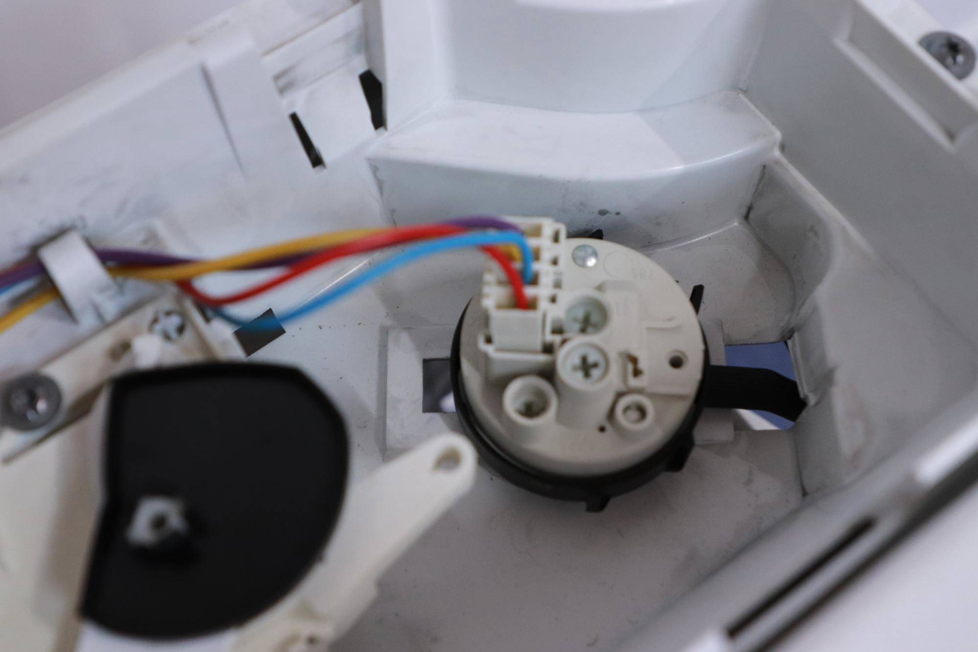 Vérifiez le pressostat du lave-linge