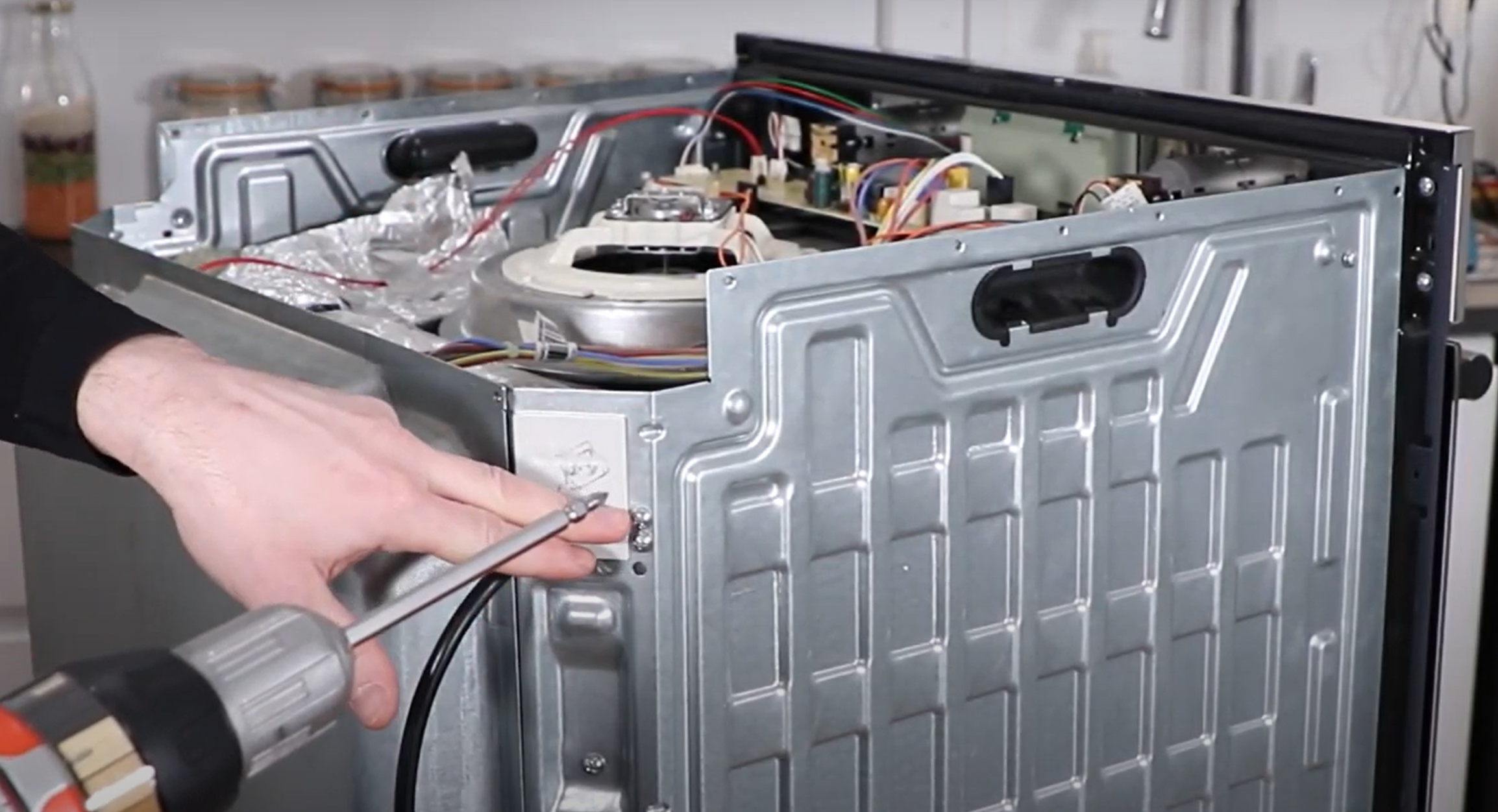 Contrôlez le filtre antiparasite du four