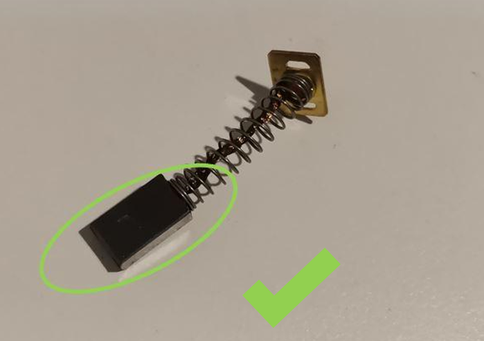 Examinez les charbons moteur