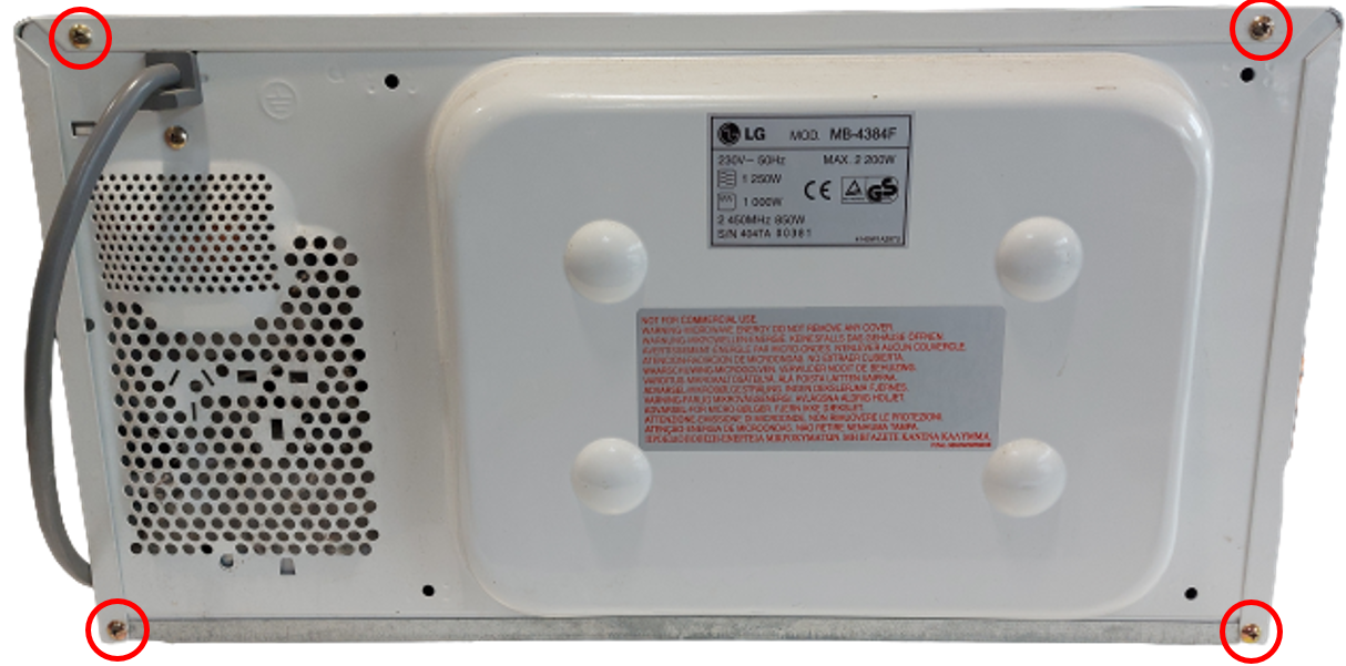 Déchargez le condensateur du micro-ondes