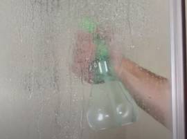 Pulvérisez du vinaigre blanc et de l'eau sur la cabine de douche