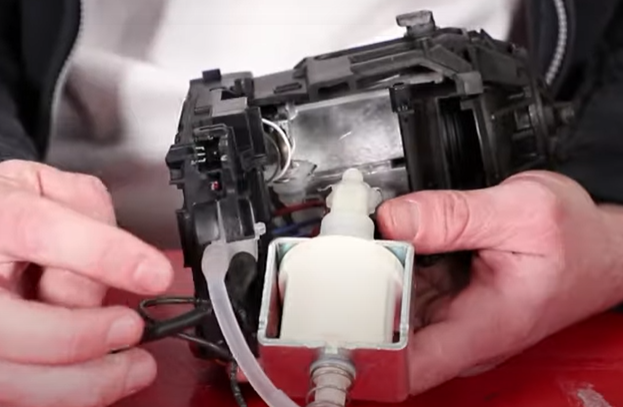 Contrôlez le débitmètre de la cafetière