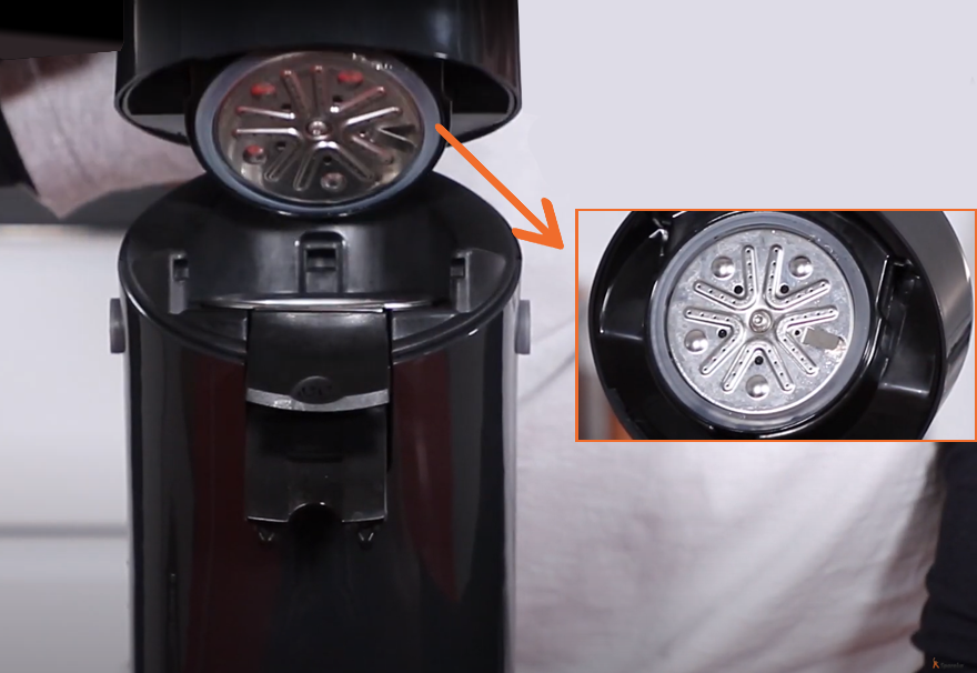 Nettoyez le bec verseur et le diffuseur