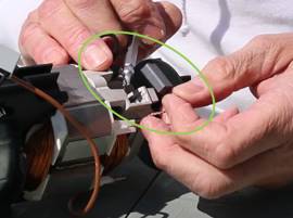 Examinez les charbons moteur