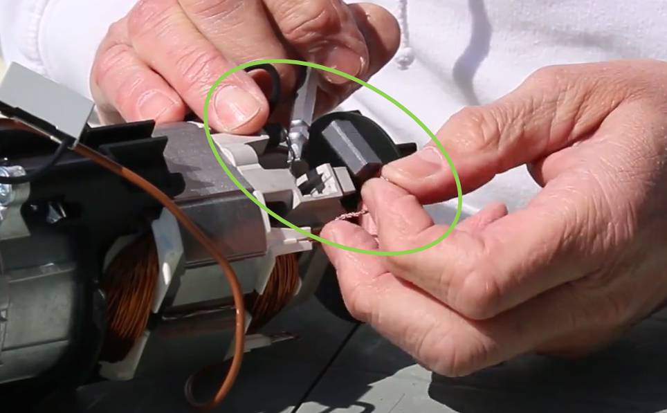 Examinez les charbons moteur