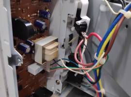 Changez la carte électronique du micro-ondes